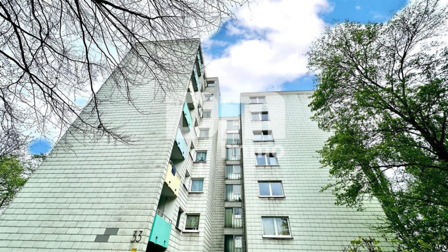 Schöne gepflegte und modernisierte Etagenwohnung mit Balkon - Frontansicht Titel